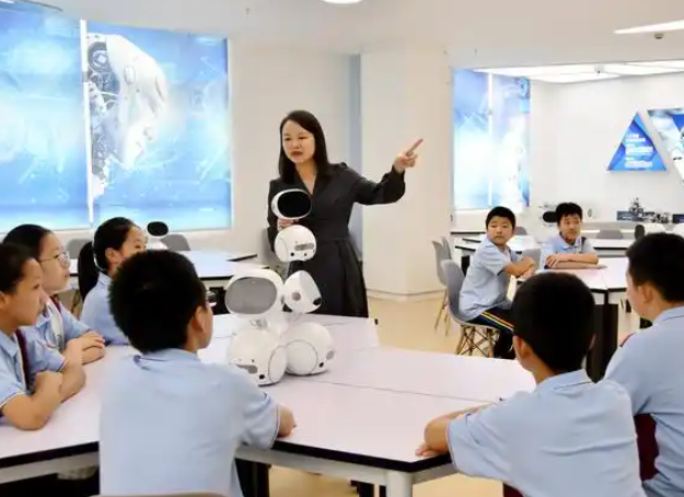 作为教育的辅助东西但绝不应该替代教师在教育中的中心位置