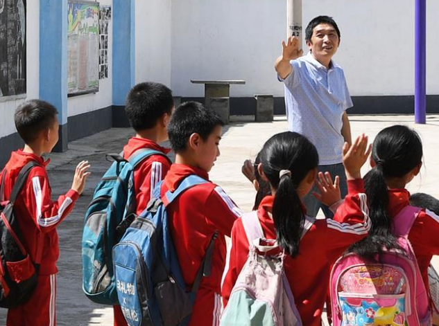 照亮了无数深山学子前行的路也辉映着新时代村庄教育的期望之