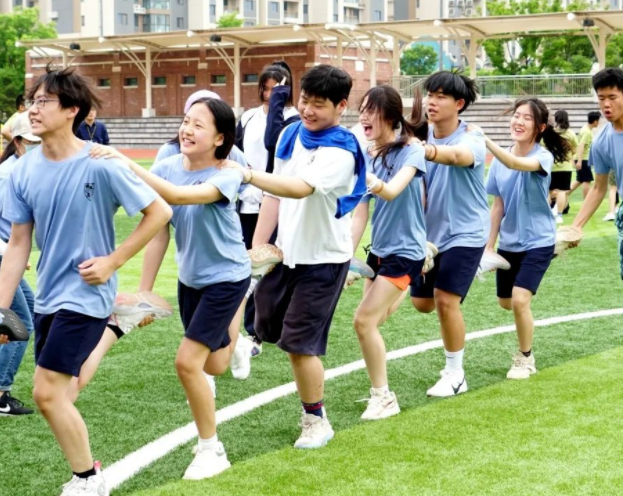 沁润每个心灵以学生为本打造高效讲堂师生结对定制学科成长方