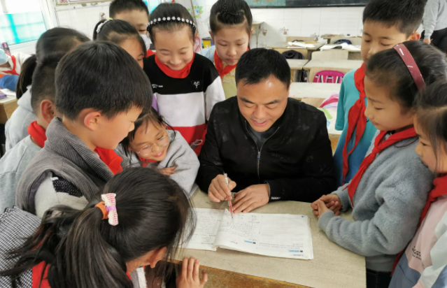 向好而变校园教育设施健全教育环境美了村庄教师待遇也大大提